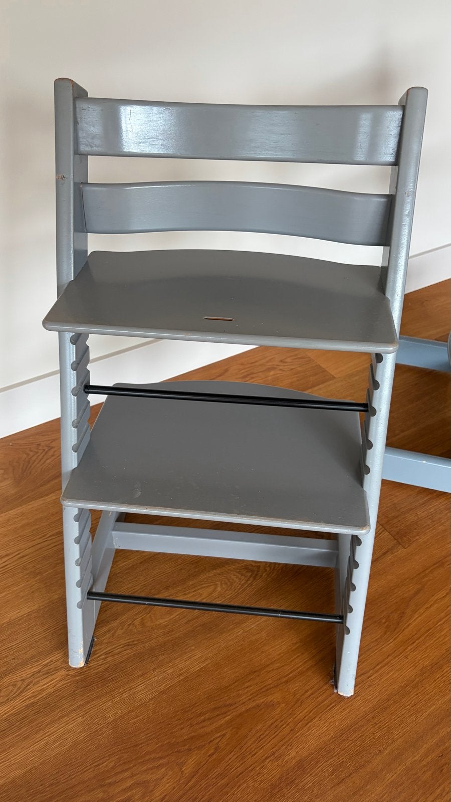 2x Stokke Tripp Trapp kinderstoelen - Grijs, Gebruikt, Aanschuifbaar, Meegroeistoel, Ophalen of Verzenden