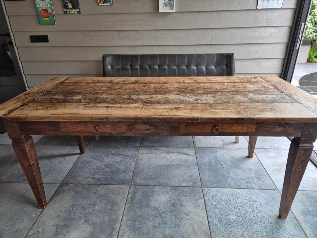 Tafel gemaakt van oude vloer uit kerk, Ophalen