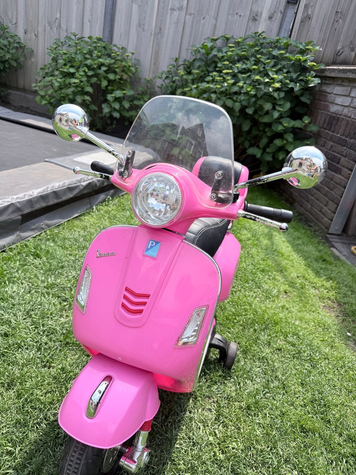 Roze Vespa GTS Super elektrische kinder scooter, Ophalen, Zo goed als nieuw