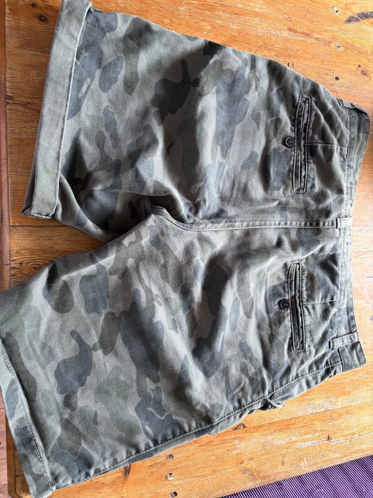 Pull & Bear Camouflage Korte Broek - Zo goed als nieuw, Kleding | Heren, Broeken en Pantalons, Ophalen of Verzenden, Zo goed als nieuw