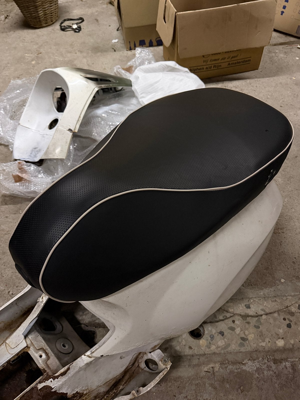 Vespa Sprima Primavera Zadel (witte bies) Nieuwstaat, Ophalen of Verzenden, Zo goed als nieuw, Zadel, Vespa