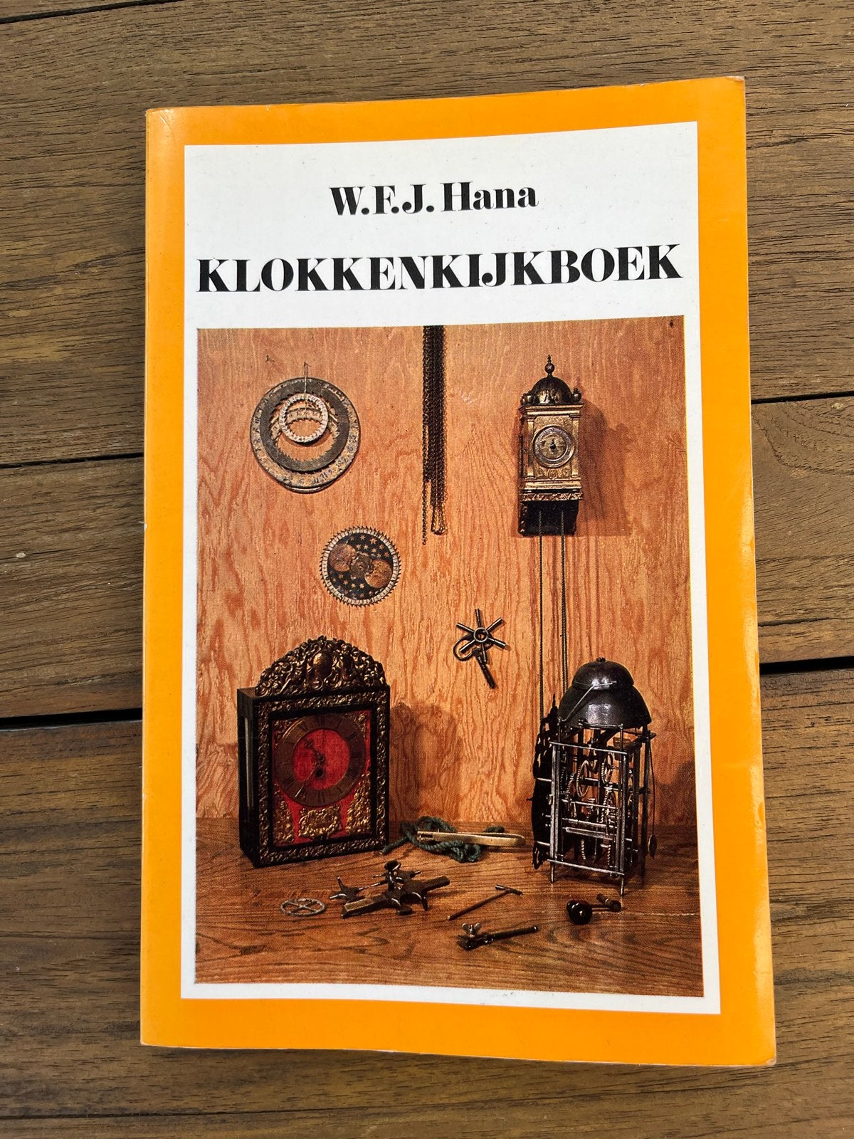 W.F.J. Hana Klokkenkijkboek - Antieke Klokken, Boeken, Ophalen of Verzenden, Gelezen, Overige onderwerpen