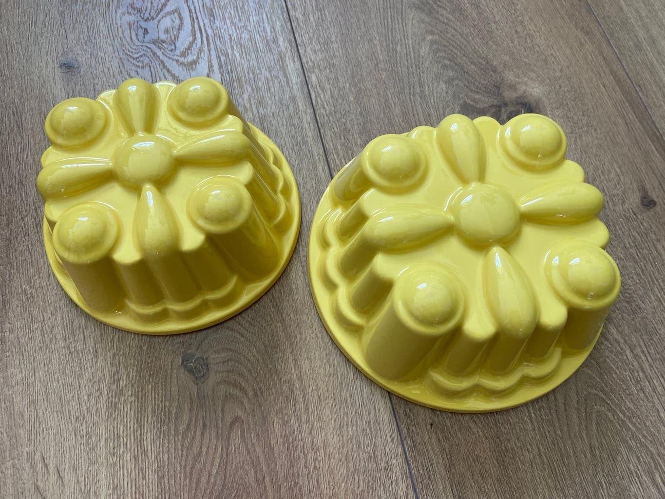 Pastel aardewerk kleine en grote puddingvorm geel Regout, Ophalen of Verzenden