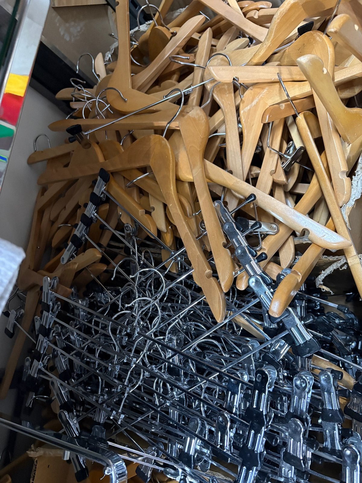 2 dozen kledinghangers (knijp en hang), Ophalen, Gebruikt, Hout