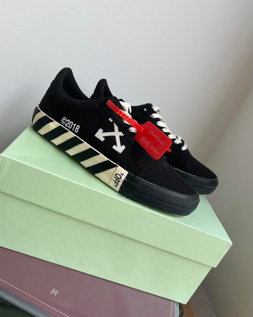 Off-White Vulcanised Striped Low Top, Zwart, Ophalen of Verzenden, Sneakers of Gympen, Gedragen
