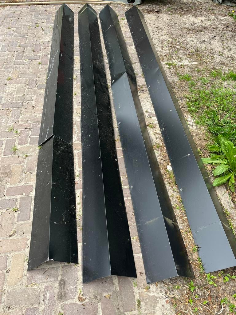 Zwarte metalen hoekstukken, stalen windveren  RAL 9005, Ophalen of Verzenden, Gebruikt, Overige metalen