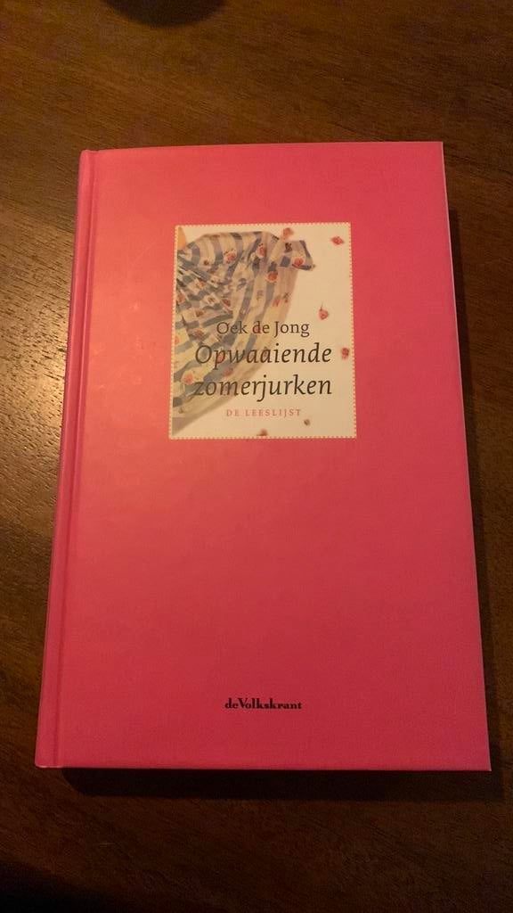 Oek de Jong - Opwaaiende zomerjurken, Boeken, Ophalen of Verzenden, Zo goed als nieuw, Oek de Jong