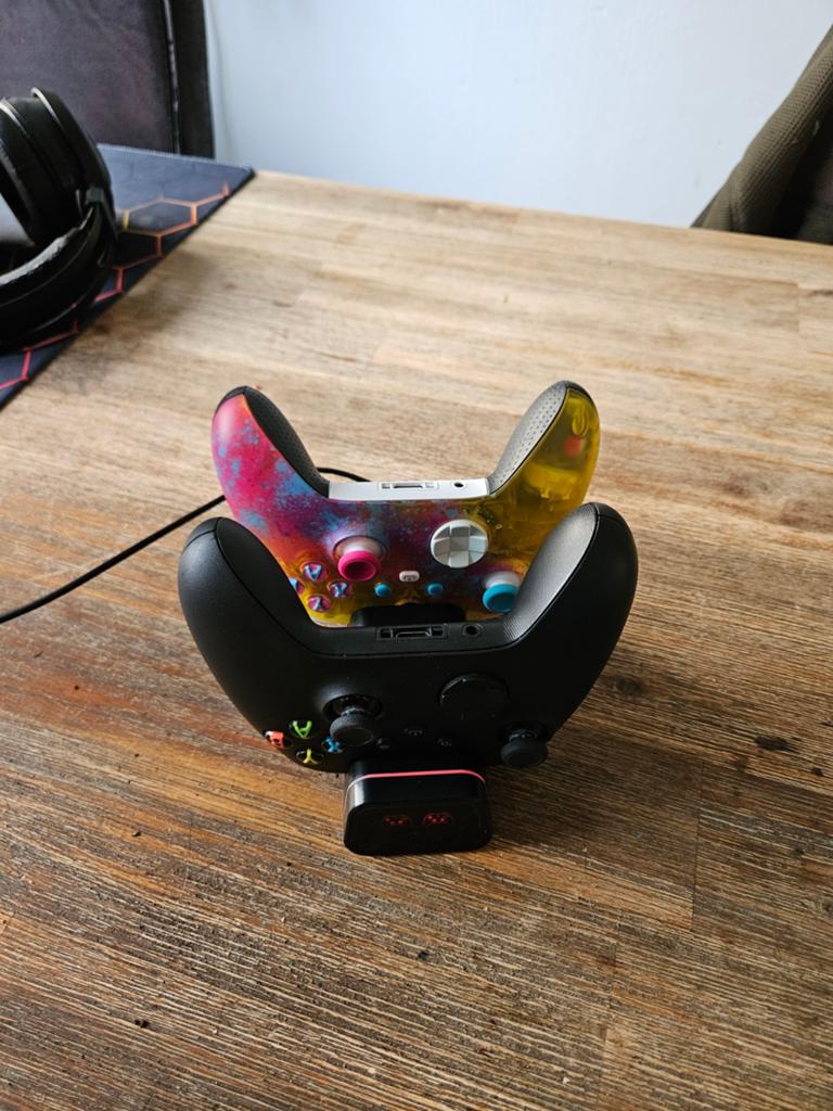 2 xbox controllers met laaddock, Xbox Series S, Ophalen of Verzenden, Zo goed als nieuw, Controller