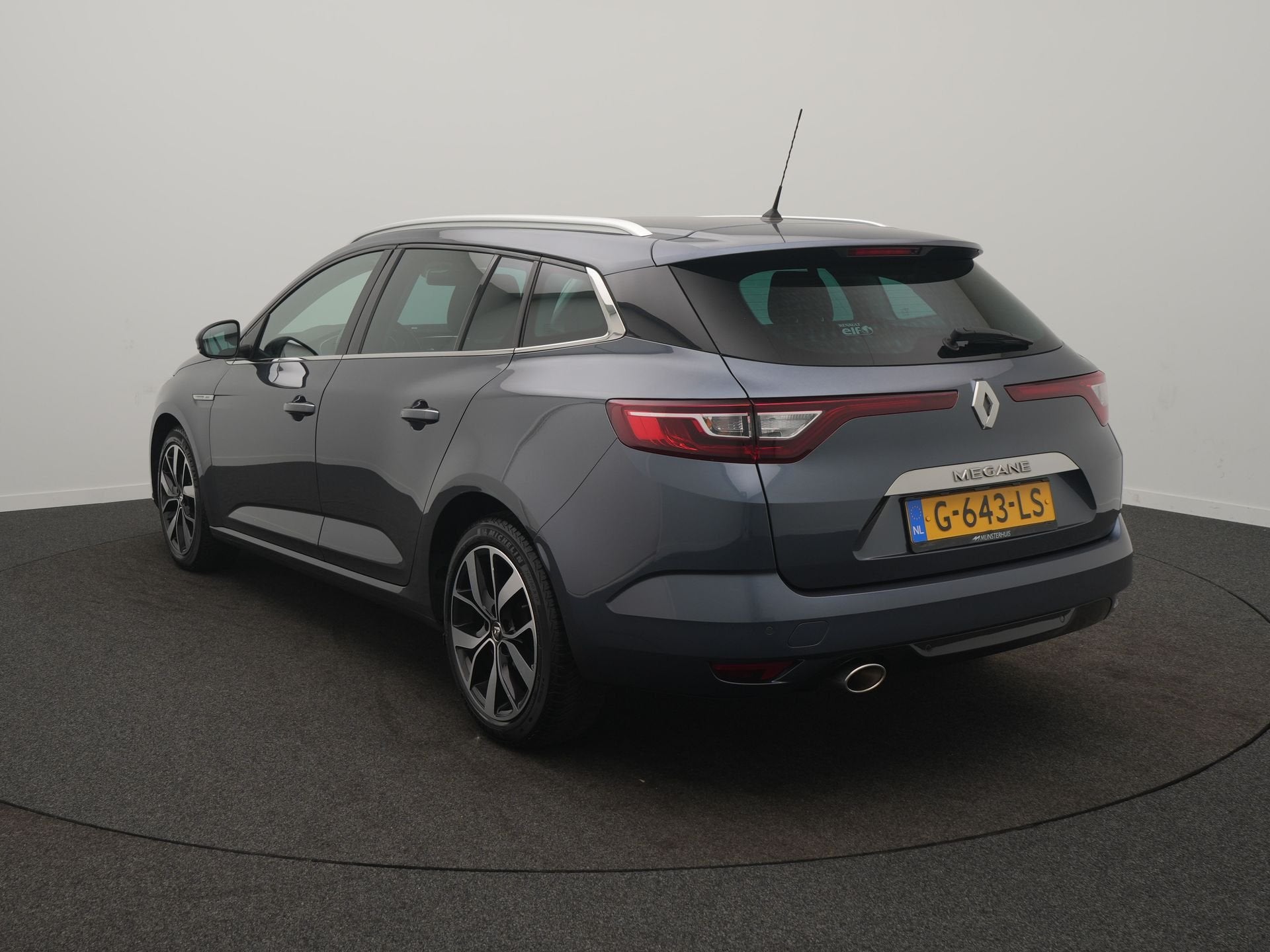 Renault Mégane Estate TCe 140 Bose - RIJKLAARPRIJS - All Se, Auto's, Voorwielaandrijving, Gebruikt, 4 cilinders, Leder en Stof