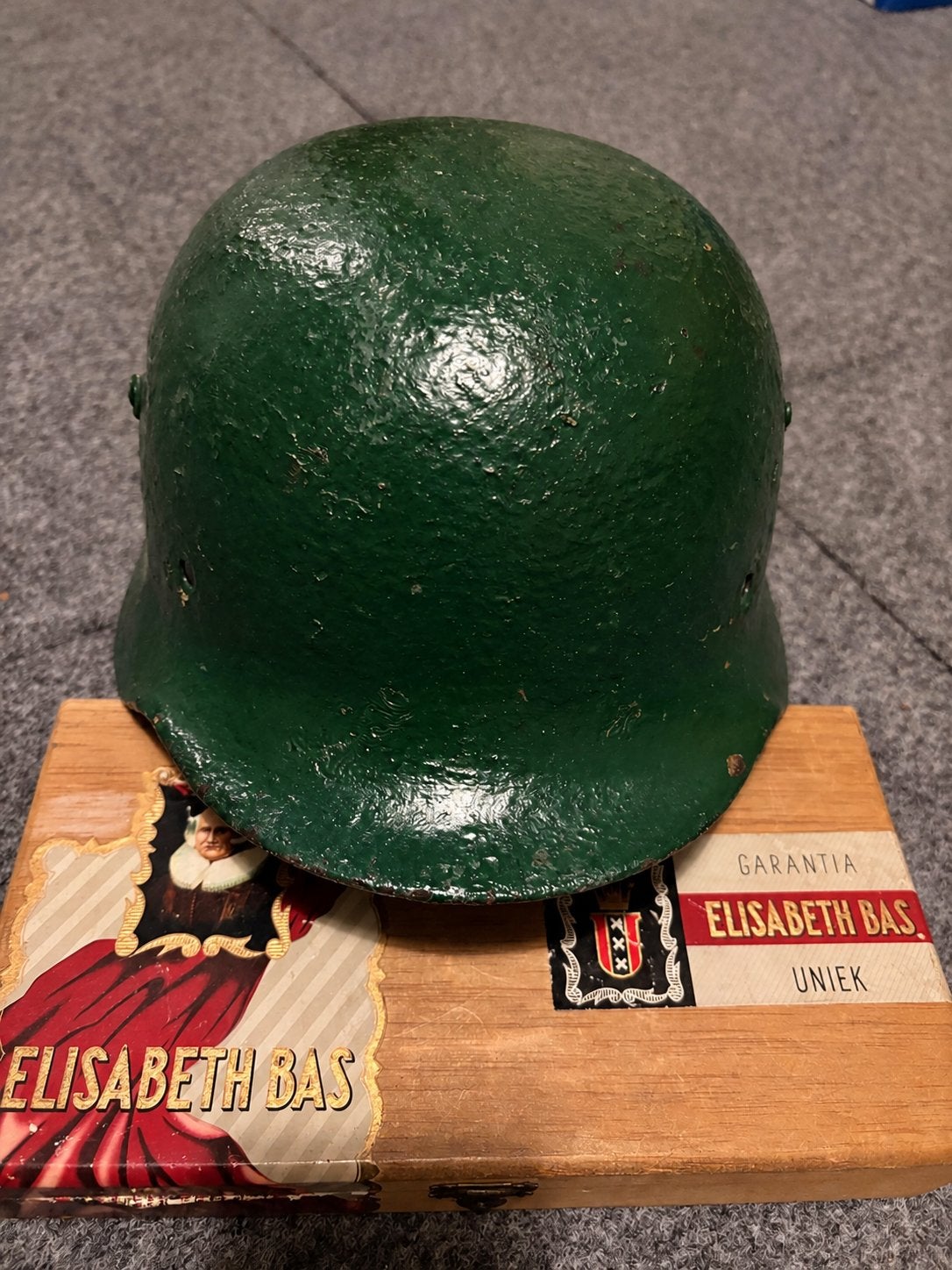 Duitse WO 2 militaire helm (een Stahlhelm)., Ophalen of Verzenden, Overige soorten, Overige gebieden, Helm of Baret