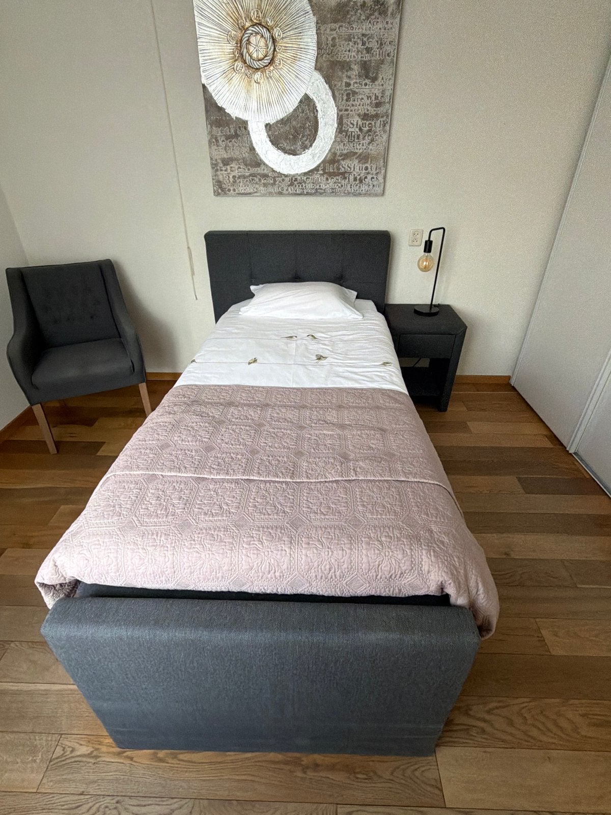 Eenpersoonsbed, boxspring en nachtkastje grijs gestoffeerd, Ophalen, 90 cm, Eenpersoons, Zo goed als nieuw