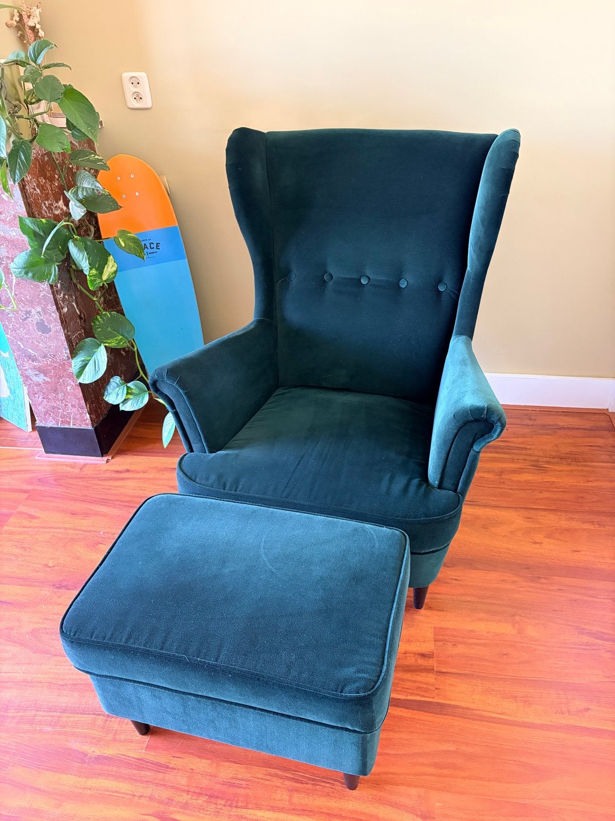STRANDMON fauteuil met voetenbank - Donkergroen velvet, Huis en Inrichting, Ophalen, Gebruikt, Stof, 75 tot 100 cm