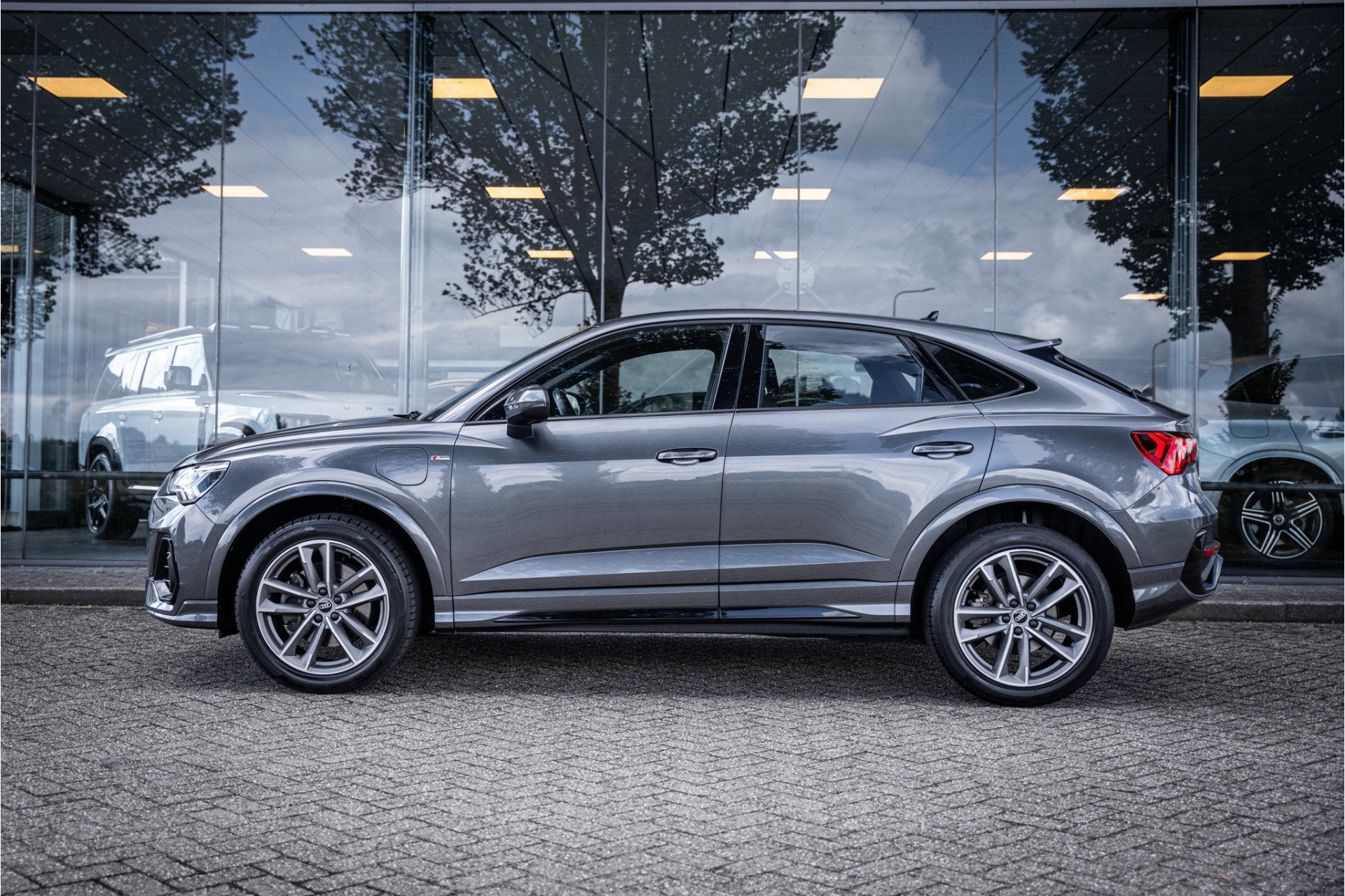Audi Q3 Sportback 45 TFSI e S Edition * Keyless * LED * Came, Gebruikt, Zwart, Origineel Nederlands, Hybride Elektrisch/Benzine