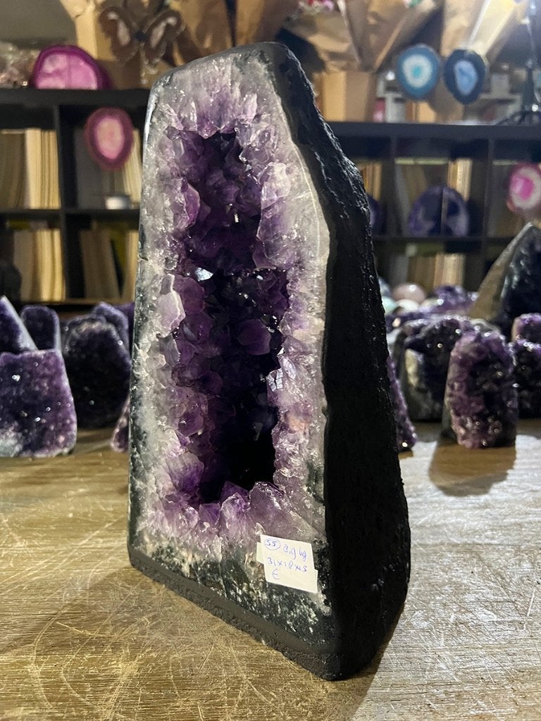 Amethist geode (55) van 8,9 kg, diep paars van kleur, Ophalen of Verzenden, Mineraal