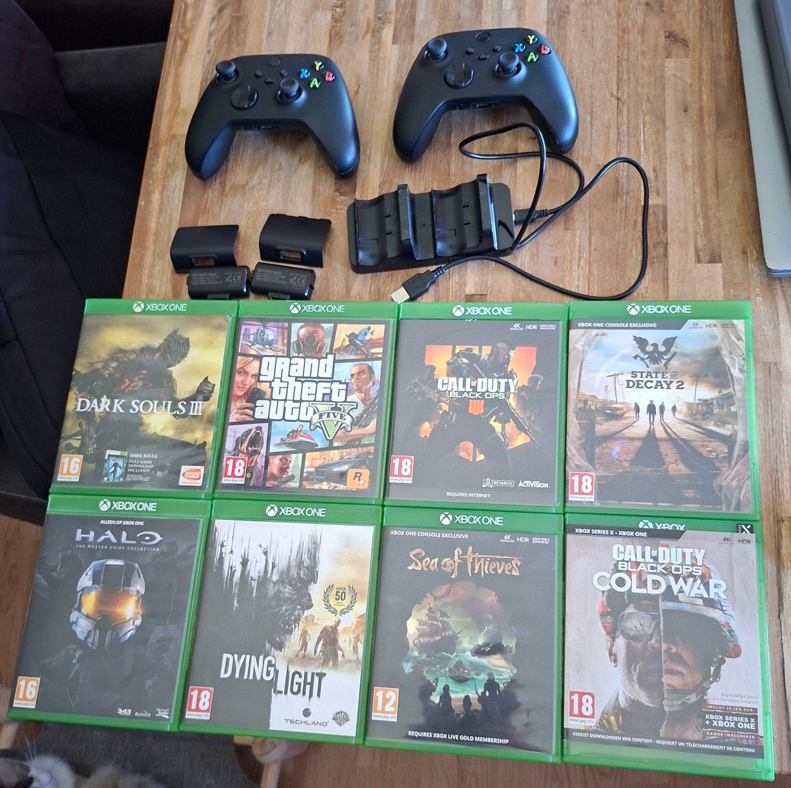 Xbox Series X Controllers met Oplaadstation en Games, Ophalen of Verzenden, Zo goed als nieuw, Xbox Series X