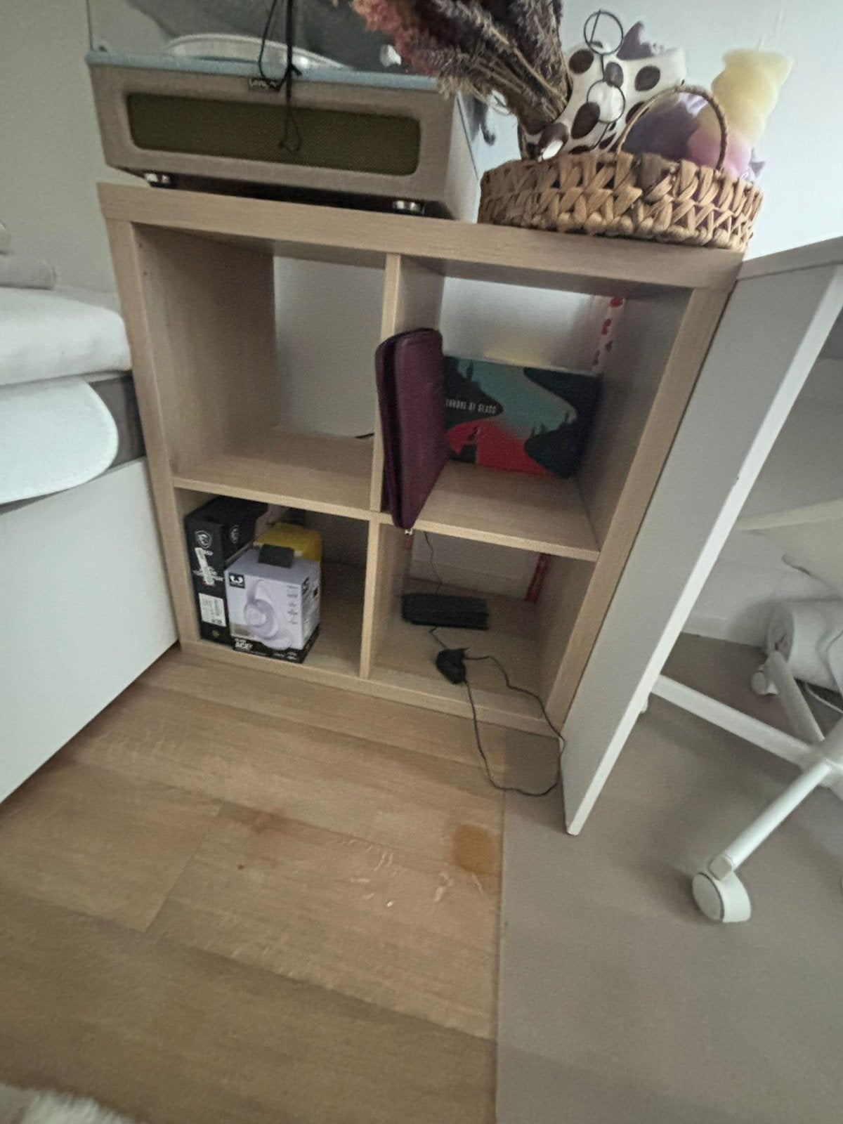 Gratis af te halen in Breda: kastje bureau+ stoel+bed, Ophalen, Gebruikt, 70 tot 120 cm