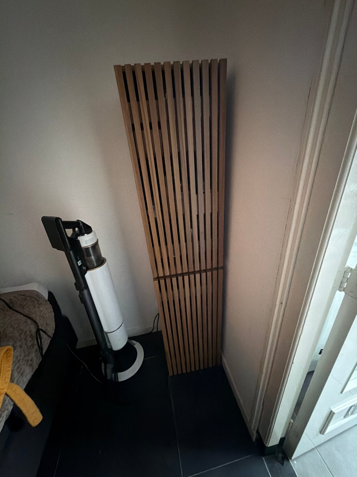 Smalle houten kast met planken, Ophalen, Minder dan 50 cm, Zo goed als nieuw, Minder dan 25 cm