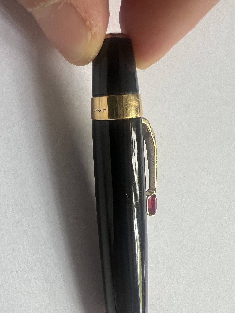 Montblanc Bohème Rouge Pen, Verzamelen, Pennenverzamelingen, Verzenden, Zo goed als nieuw, Balpen, Mont Blanc