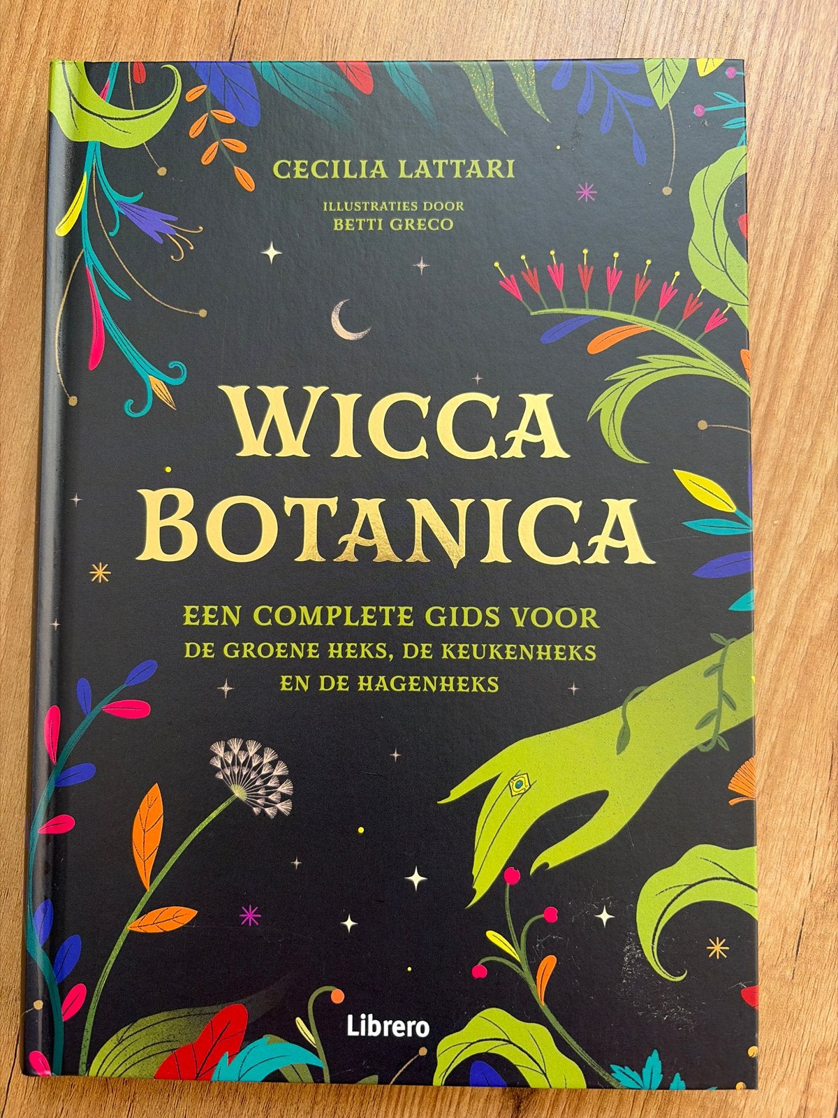 Wicca Botanica: Gids voor de Groene Heks - Cecilia Lattari, Ophalen of Verzenden, Zo goed als nieuw, Spiritualiteit algemeen, Instructieboek