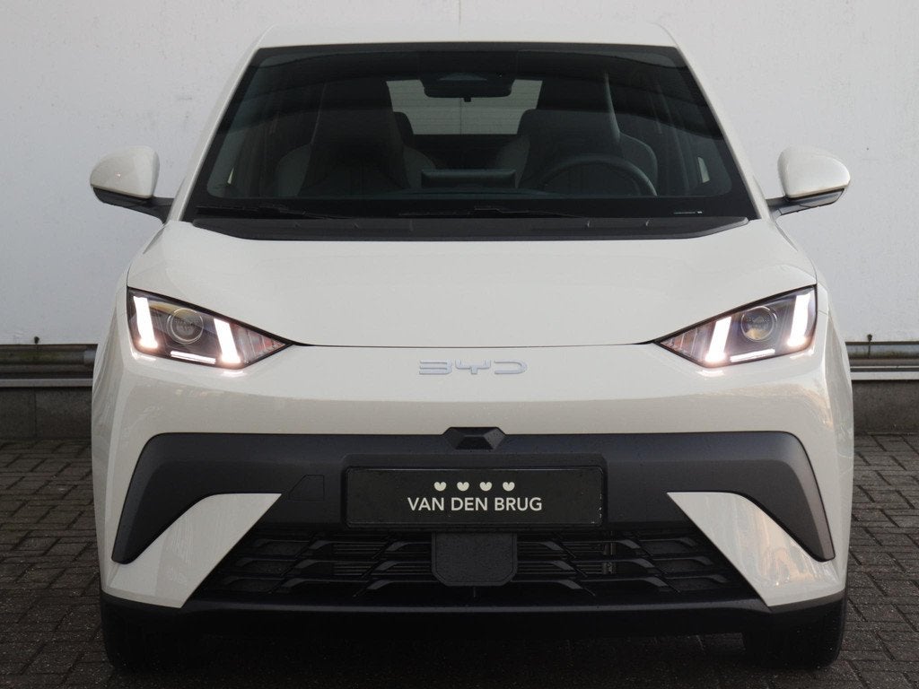 BYD DOLPHIN SURF Boost 43 kWh | Demovoordeel! | 322km WLTP |, Auto's, BYD, 1345 kg, Zwart, 4 stoelen, Wit