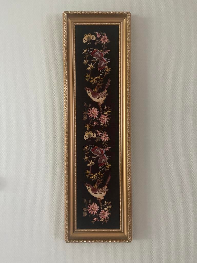 Antiek geborduurd schilderij musjes, vlinders, bloemen, Ophalen of Verzenden