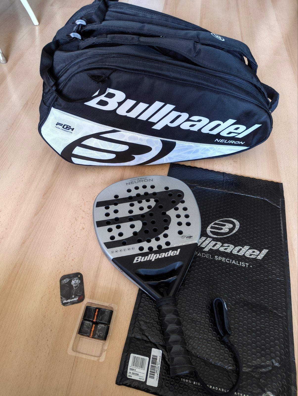 SET Bullpadel Neuron 25 padelracket + bijpassende Neuron tas