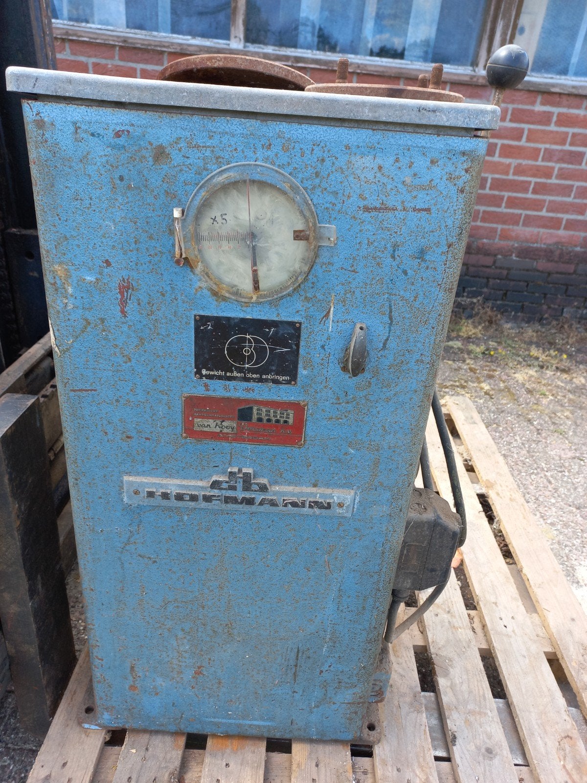 Hofmann machine voor wielbalancering, Ophalen