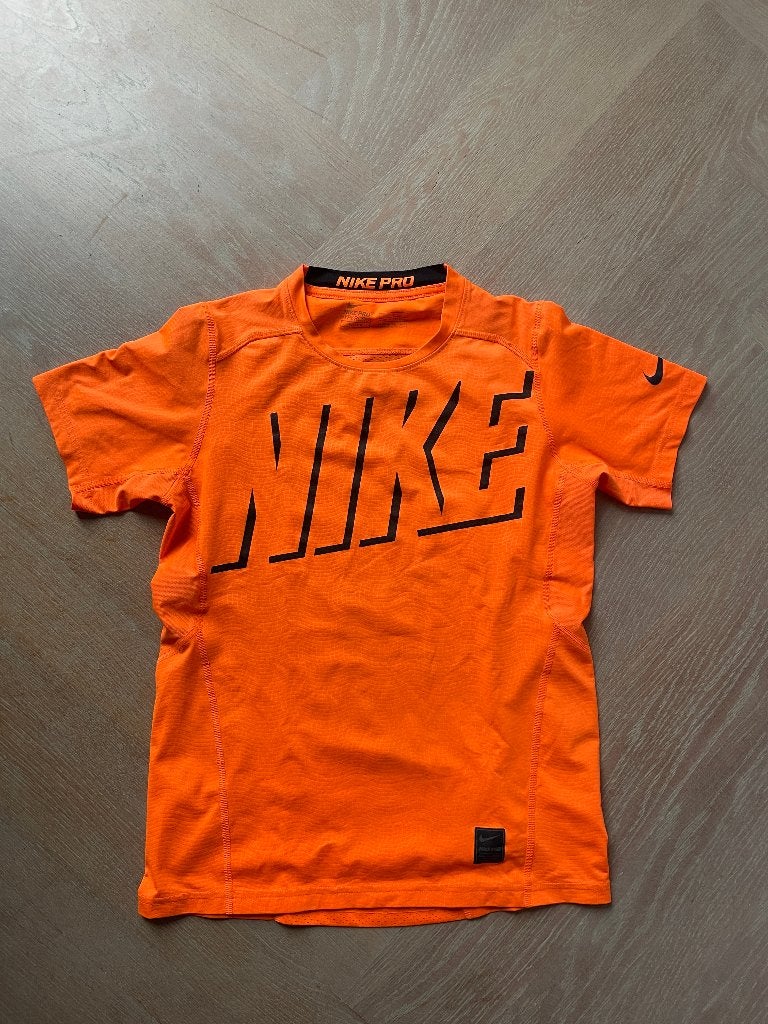 dun korte mouwen sport t-shirt Nike Pro Hypercool, Jongen of Meisje, Sport- of Zwemkleding, Ophalen of Verzenden, Zo goed als nieuw