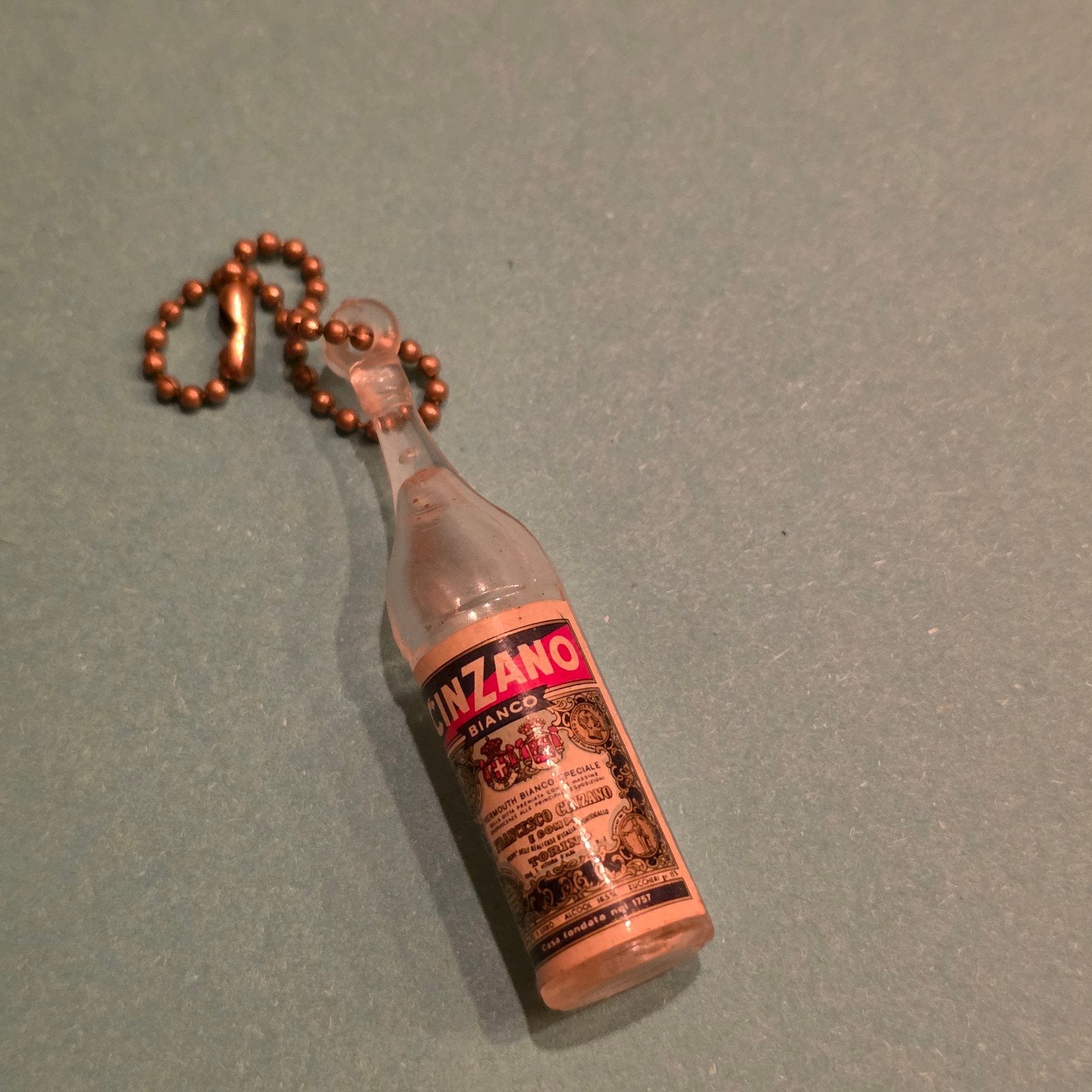 Vintage Cinzano Bianco fles sleutelhanger - jaren '60, Verzamelen, Ophalen of Verzenden, Gebruikt, Merk