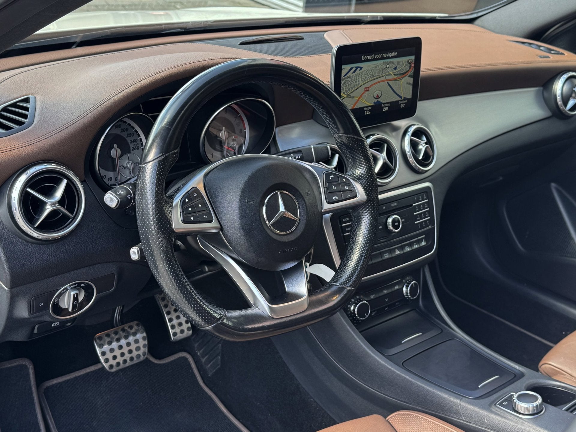 Mercedes-Benz GLA-klasse 200 AMG - Automaat I Panorama dak I, Dealer onderhouden, Gebruikt, 4 cilinders, 715 kg