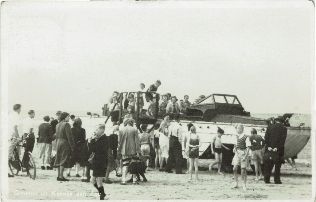 Katwijk aan Zee – Reddingsboot op strand., Verzamelen, Ophalen of Verzenden, 1940 tot 1960, Gelopen, Zuid-Holland