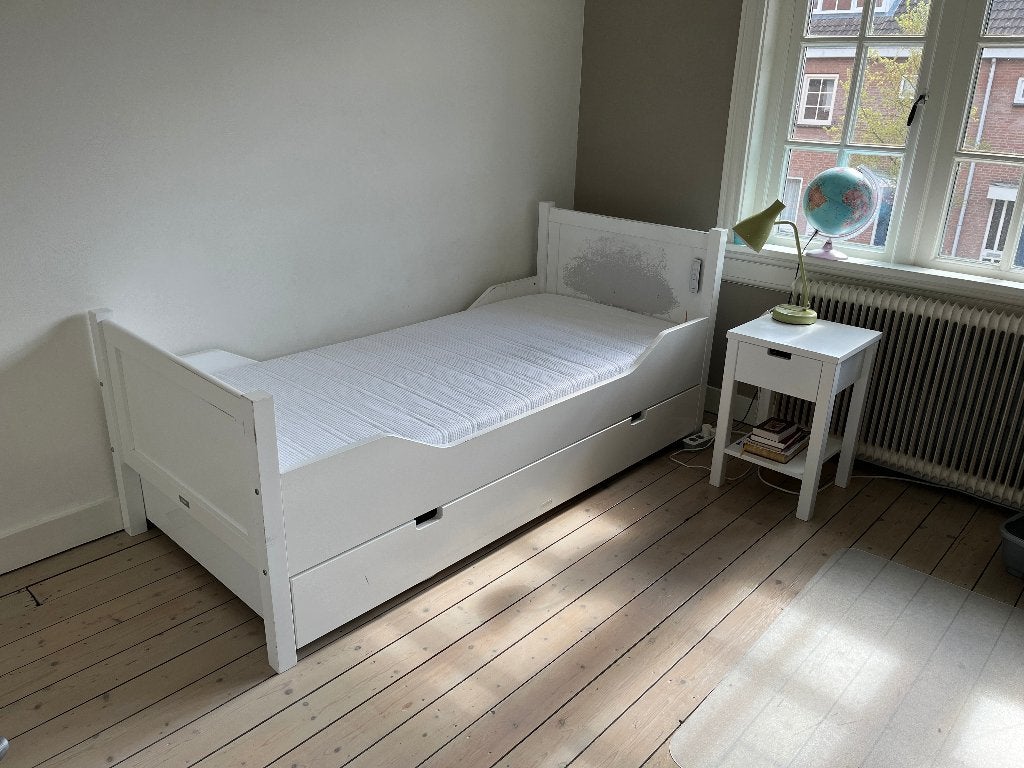 Kinderbed Bopita, bedlade en nachtkastje, Kinderen en Baby's, Kinderkamer | Bedden, Ophalen, 85 tot 100 cm, Gebruikt, Lattenbodem