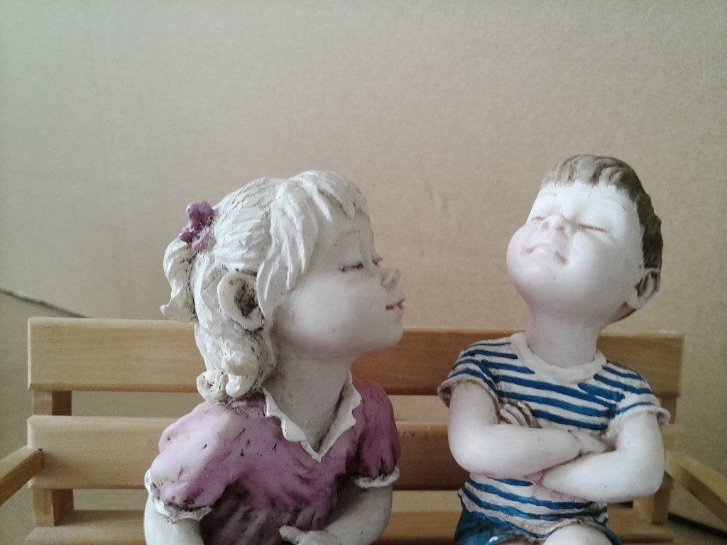 Curiosa beeld jongen en meisje zittend op bankje 21x8x17cm, Ophalen of Verzenden, Zo goed als nieuw, Mens