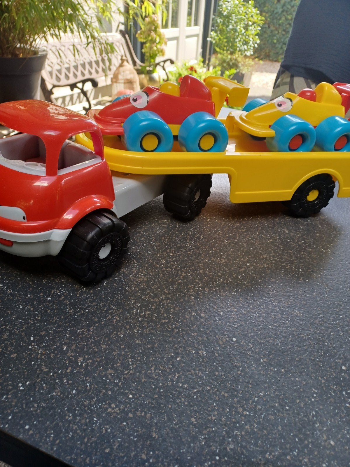 vrachtwagen  met 2 race wagens, Ophalen, Nieuw