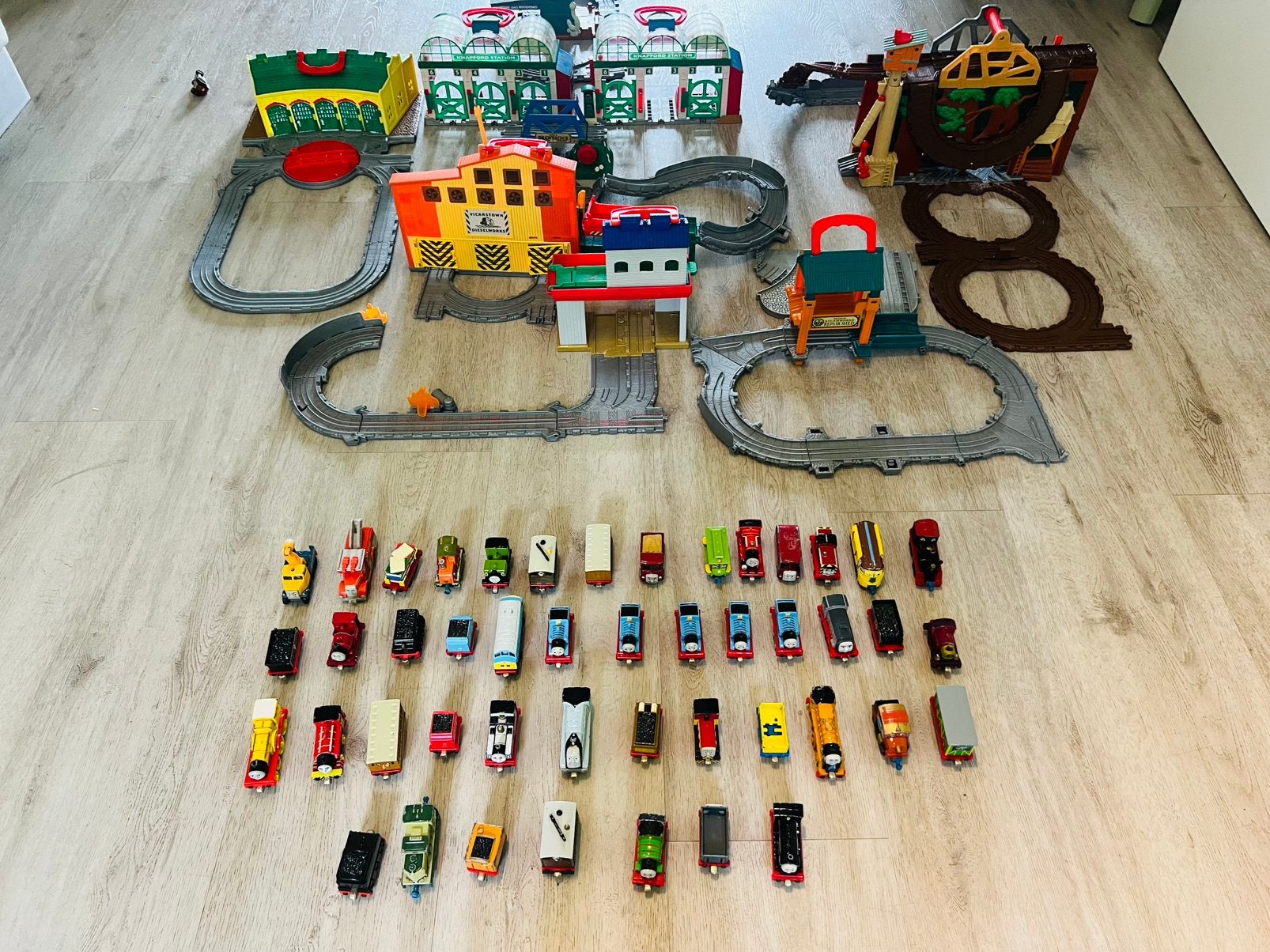 Thomas  / TM – giga set met 48 voertuigen & stations, Kinderen en Baby's, Speelgoed | Thomas de Trein, Ophalen, Zo goed als nieuw