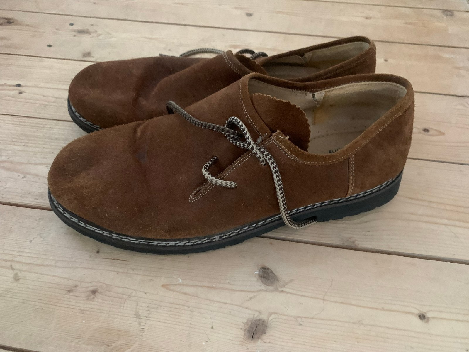 Traditionele Oktoberfest schoenen - Bruin suède, Kleding | Dames, Schoenen, Ophalen of Verzenden, Gedragen, Bruin, Overige typen
