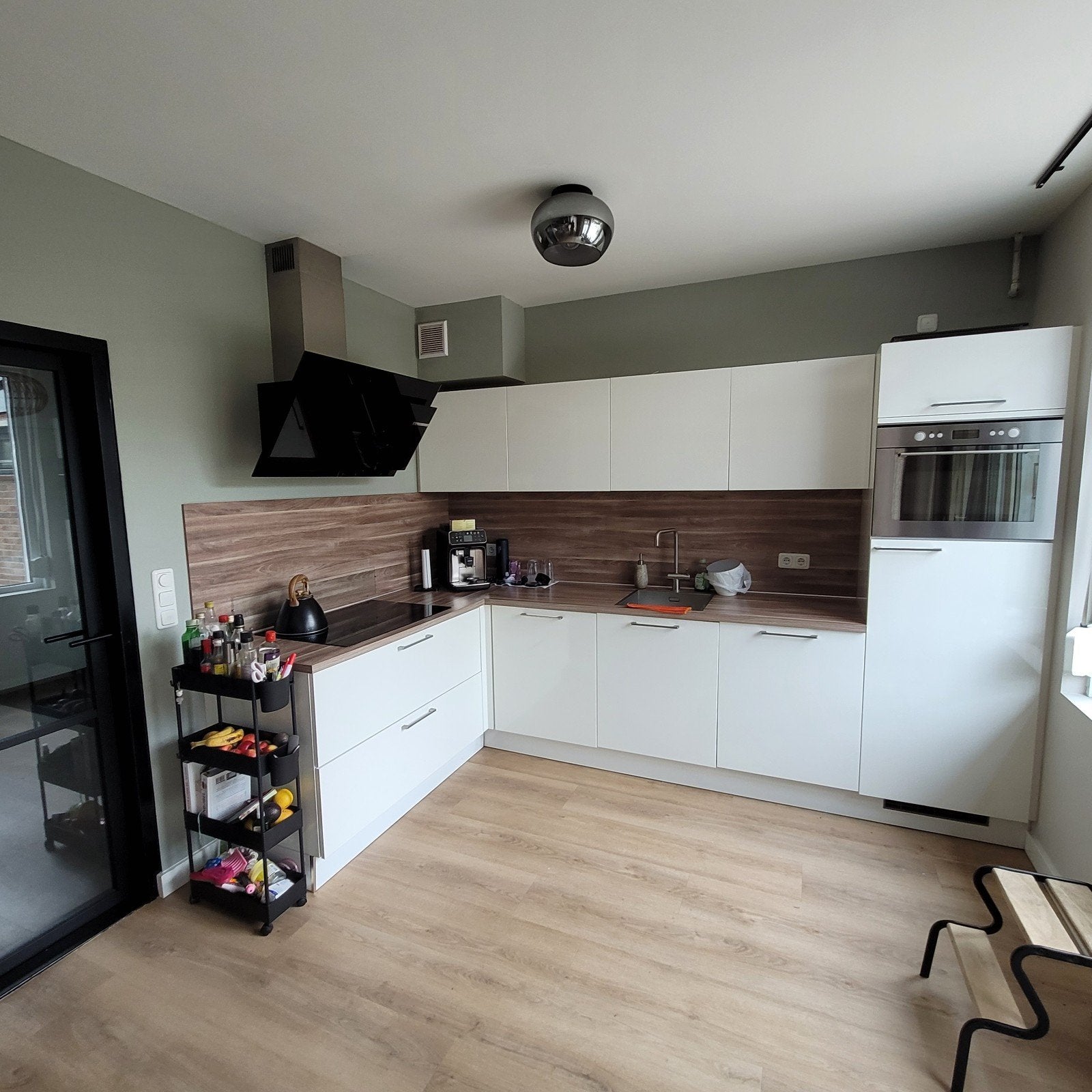 Moderne hoekkeuken met Whirlpool apparatuur en Bosch afzuigk, Ophalen of Verzenden, Gebruikt, Hoekkeuken