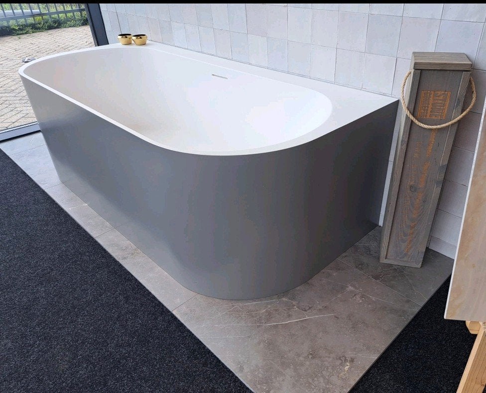 Riho solid surface back-to-wall, showroombad, als nieuw, Ophalen, Zo goed als nieuw