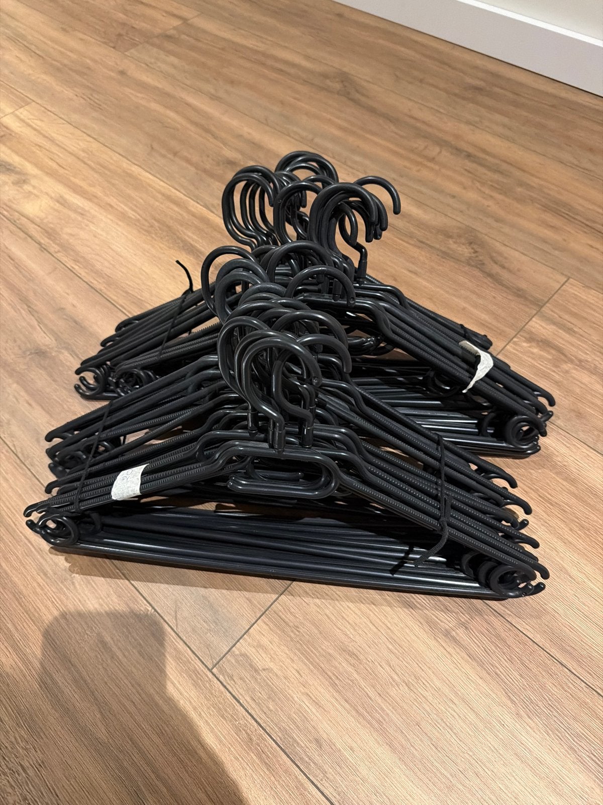 40 zwarte plastic kledinghangers, Ophalen of Verzenden, Gebruikt, Kunststof, Volwassenen