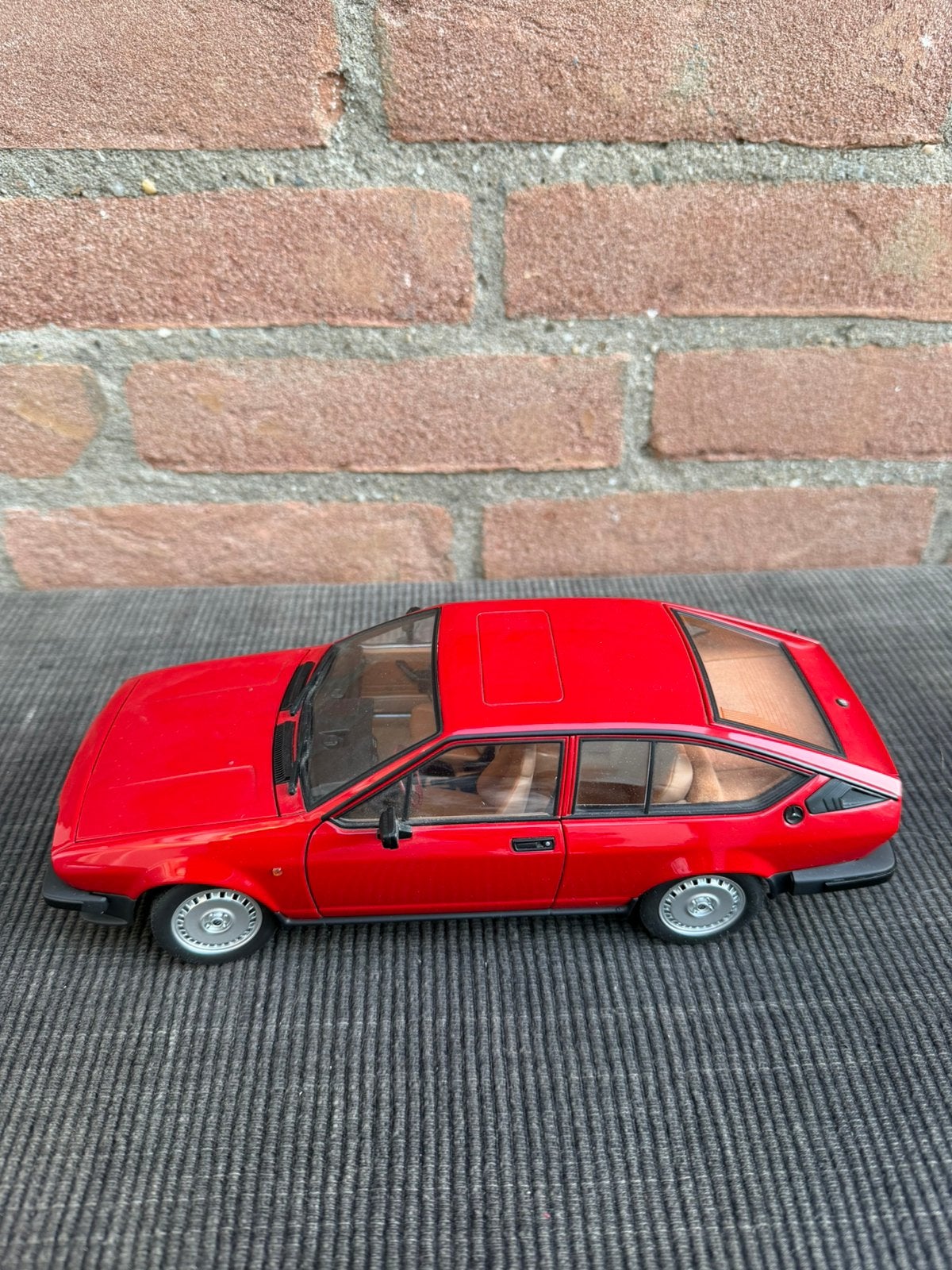 1:18 AutoArt Alfa Romeo Alfetta GTV 2.0, Ophalen of Verzenden, Zo goed als nieuw, Auto, Autoart