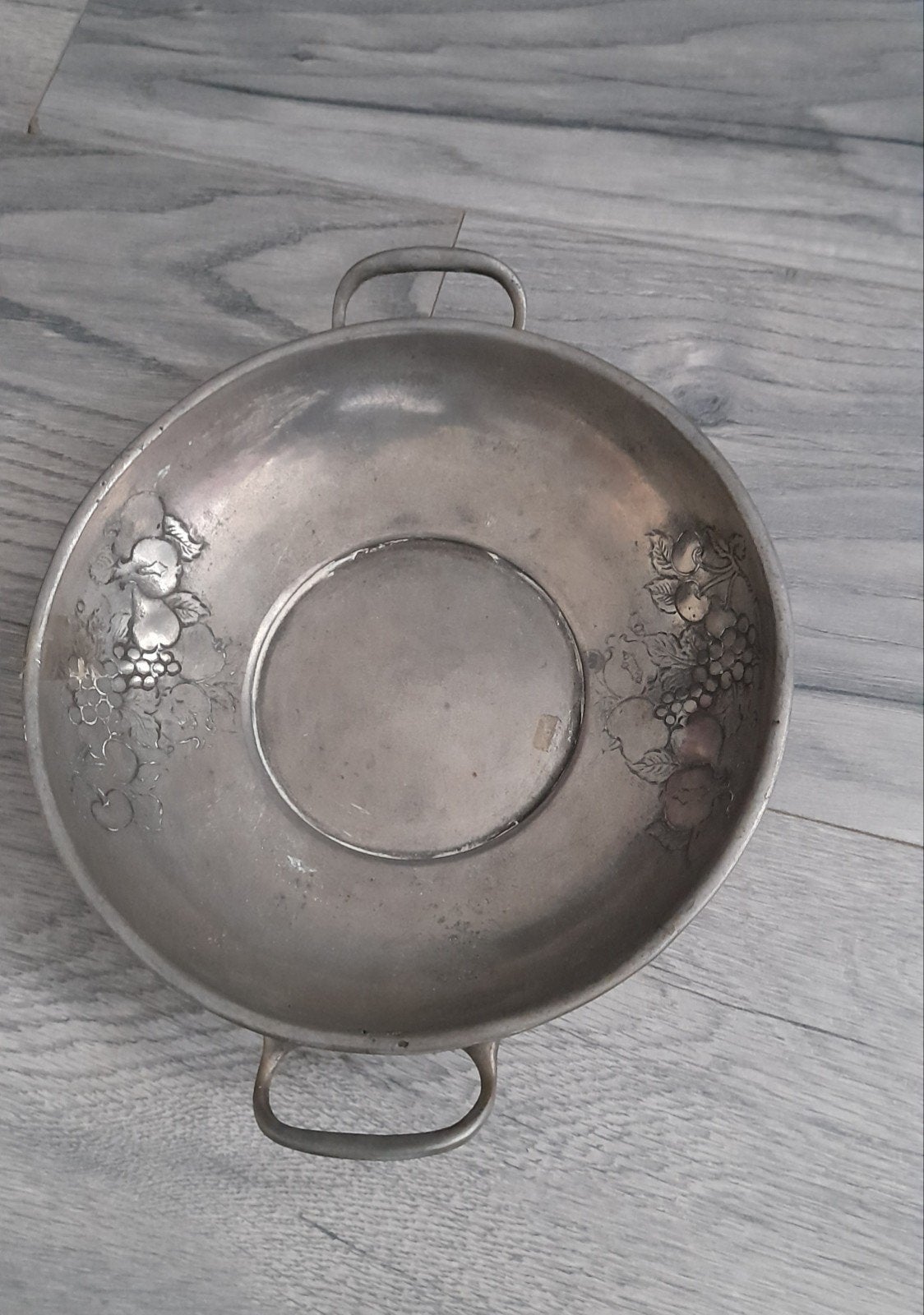 Mooie tinnen schaal met bloemmotief - Ø 22 cm, Ophalen of Verzenden