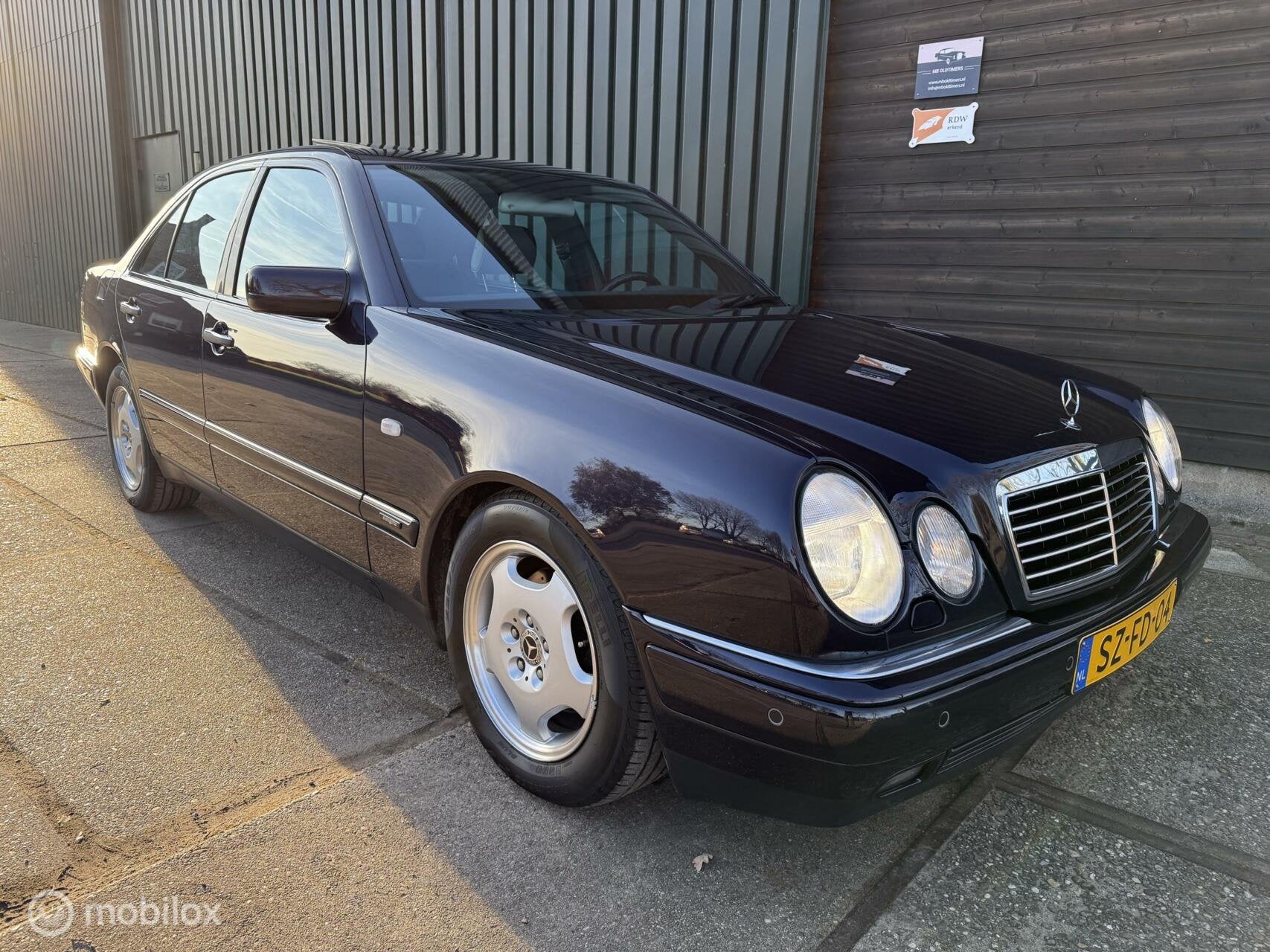 Mercedes-Benz E300 TD Avantgarde + voll.historie, Auto's, Mercedes-Benz, Achterwielaandrijving, Zwart, Blauw, 2996 cc