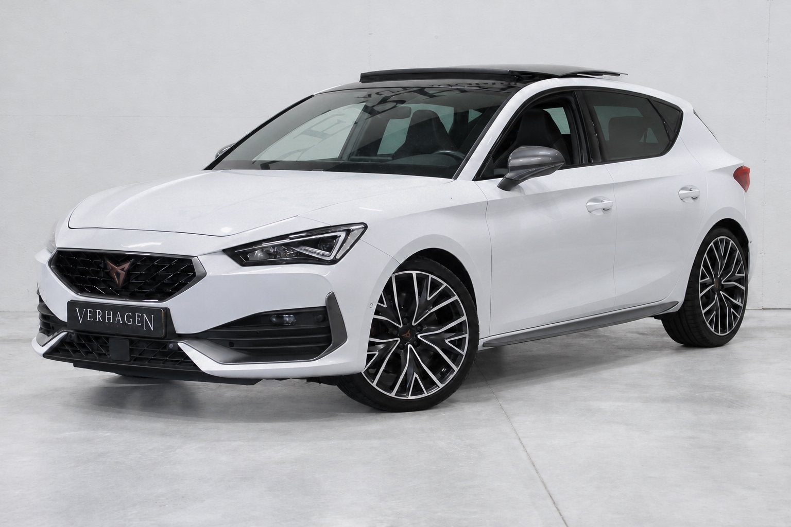 CUPRA Leon 2.0 TSI VZ 300pk Pano Beats (bj 2022, automaat), Auto's, Gebruikt, Zwart, 4 cilinders, 1984 cc