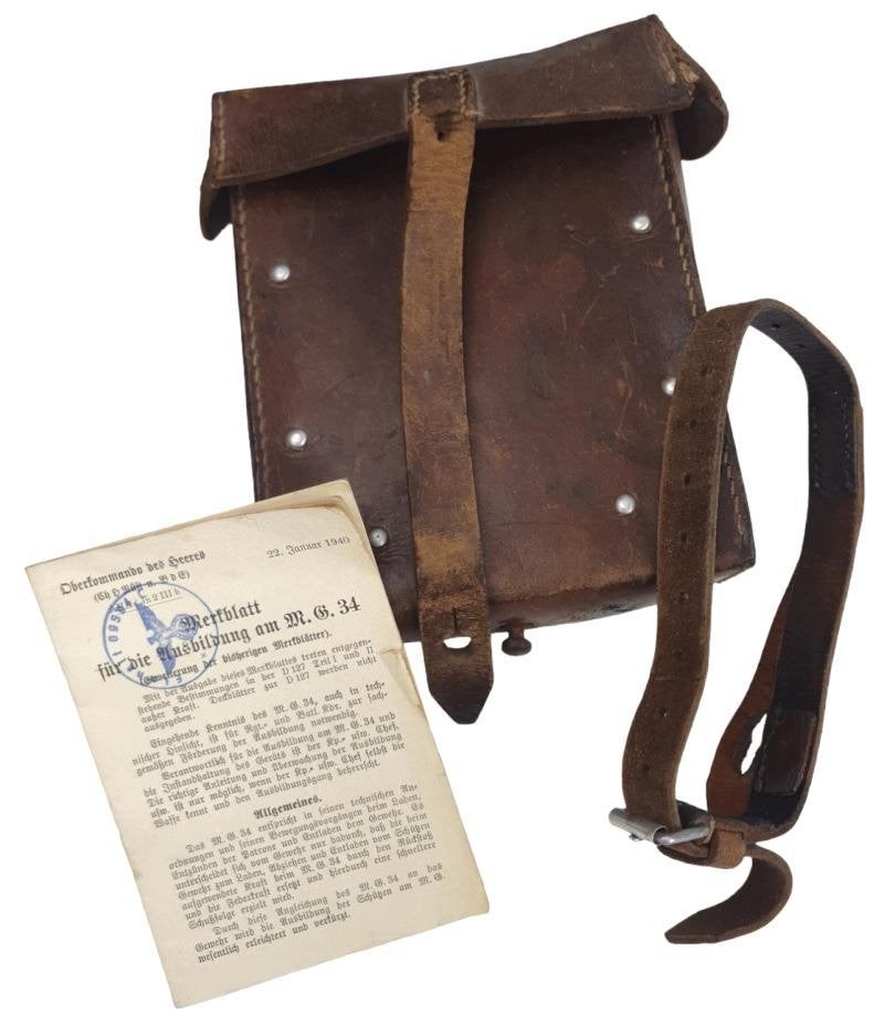 mg34/42  gereedschap tas met boekje en riempje, Verzamelen, Ophalen of Verzenden, Nederland