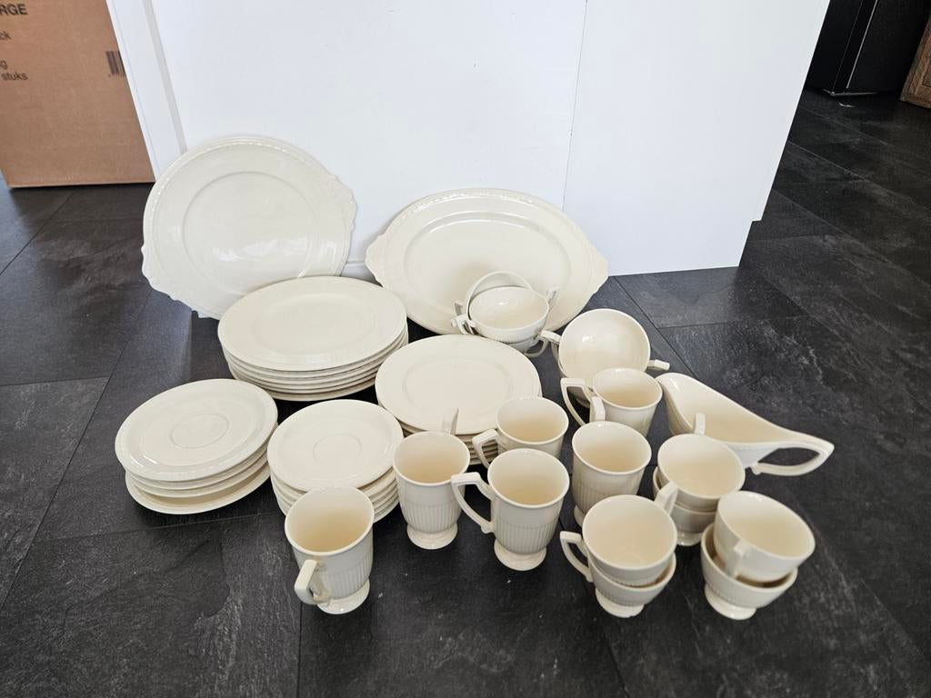 Crème kleurig servies van de blokker, Ophalen, Gebruikt
