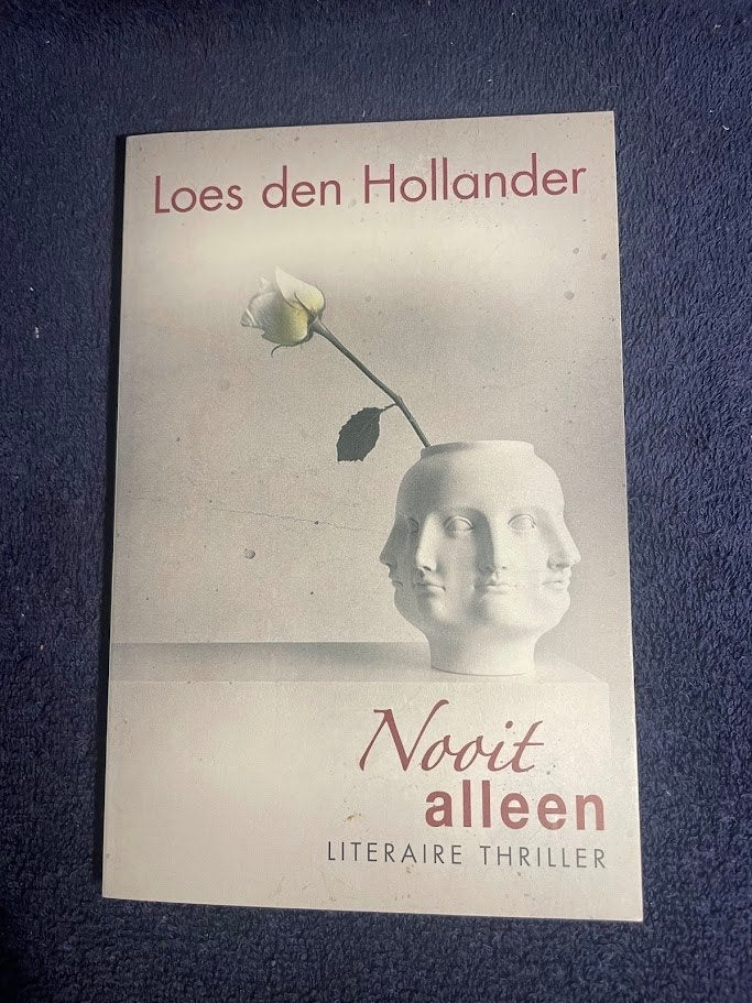 Boek: Nooit Alleen – Loes den Hollander., Loes den Hollander., Ophalen of Verzenden, Zo goed als nieuw, Nederland