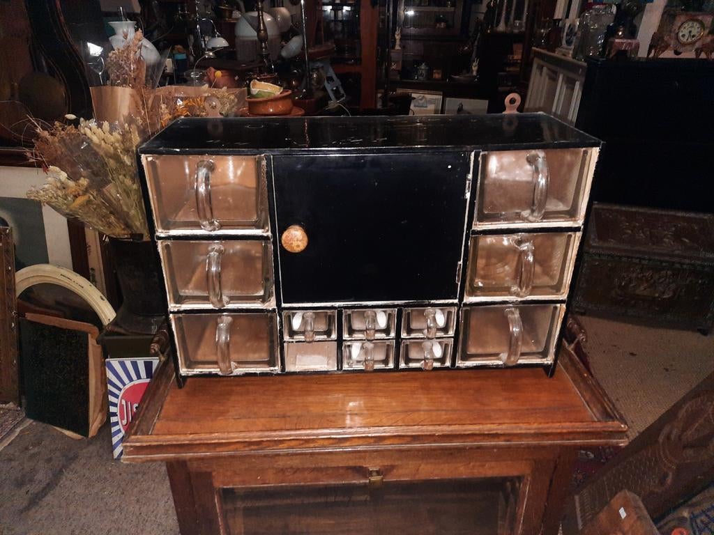 Antieke kruidenkast met glazen lades, Antiek en Kunst, Ophalen of Verzenden