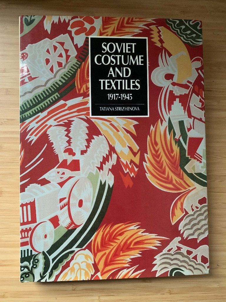 Soviet Costume and Textiles 1917-1945 Tatiana Strijenova, Ophalen of Verzenden, Zo goed als nieuw, Overige onderwerpen