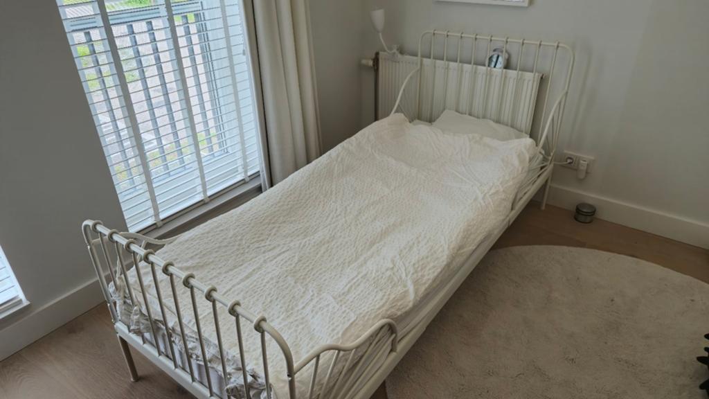 Ikea Minnen meegroeibed wit met matras, Kinderen en Baby's, Kinderkamer | Bedden, Zo goed als nieuw, Minder dan 140 cm, 70 tot 85 cm