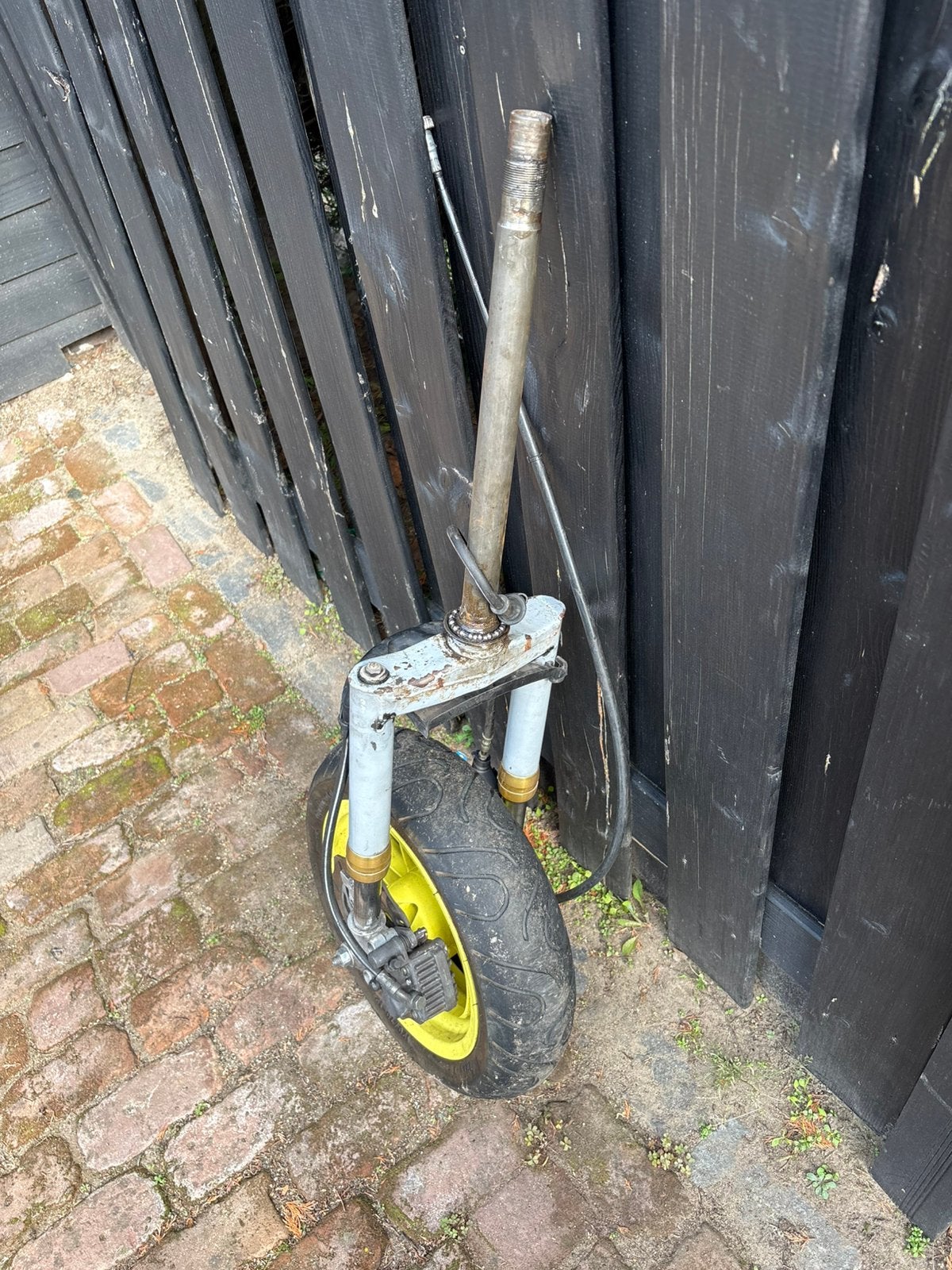 Goude ringen vork met velg en voorem opdruk gillera runner, Fietsen en Brommers, Ophalen, Zo goed als nieuw, Gewone step